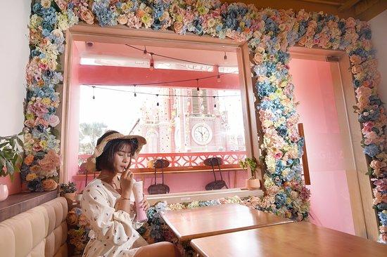 Pink Moment Cafe